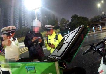 雨夜暖心一幕 交警化身“外卖小哥”帮送餐  -图2