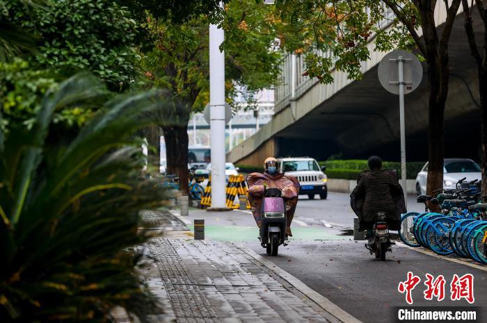 湖北武汉迎来降温天气  -图6