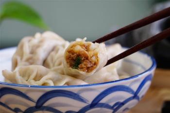 冬至节，“猪肉白菜馅”饺子的传统老做法，饱满多汁，白菜不出水  -图1